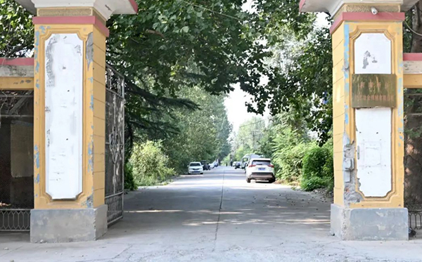 1978年，老董事長(zhǎng)賀國(guó)興擔(dān)任國(guó)營(yíng)新鄉(xiāng)縣拖拉機(jī)修造廠機(jī)修車(chē)間主任，經(jīng)多方走訪，最終帶隊(duì)自主研發(fā)出了拖修廠第一臺(tái)振動(dòng)設(shè)備，并成功供貨太原鋼鐵廠