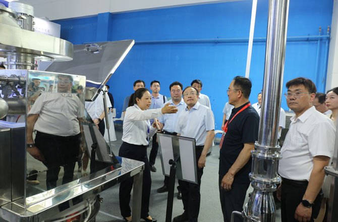 中原農(nóng)谷第二屆振動機械產(chǎn)業(yè)博覽會盛大開幕，新鄉(xiāng)市長魏建平親臨高服展區(qū)指導(dǎo)工作